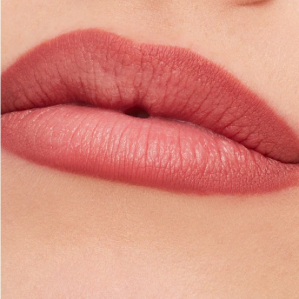 βοΈ SOAR a MAC LIP PENCIL. RETAIL $25. **NEW IN THE BOX. - Picture 3 of 14